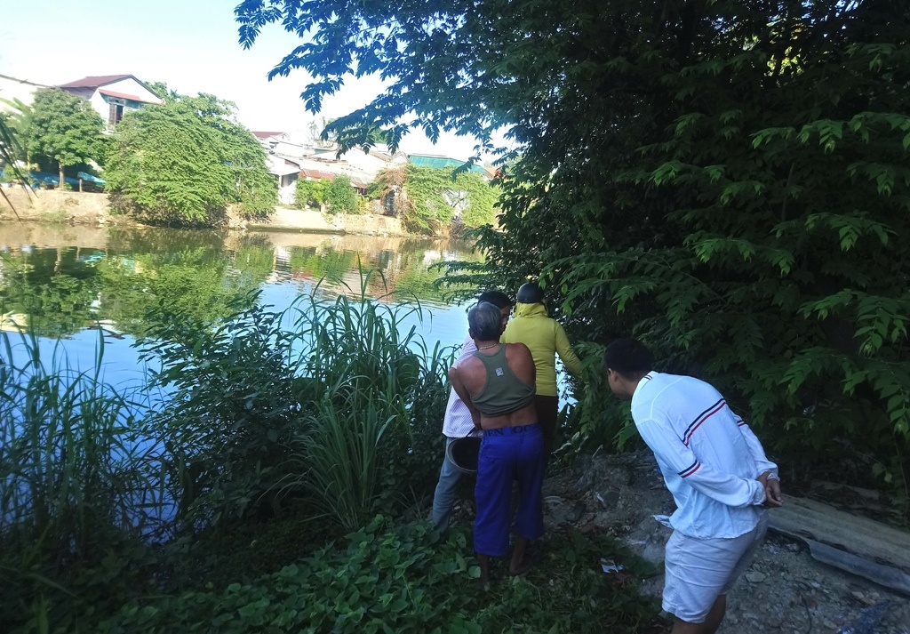 Thi the nguoi dan ong noi tren song anh 1