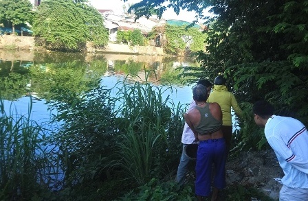 Thi the nguoi dan ong noi tren song Dong Ba hinh anh