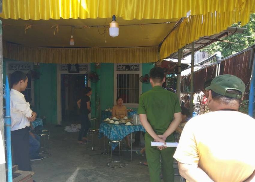 Cầm dao cứa cổ người trong đám tang ảnh 1 Cam dao cua co nguoi trong dam tang anh 1