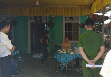 9X cam dao cua co nguoi den vieng tang cha hinh anh