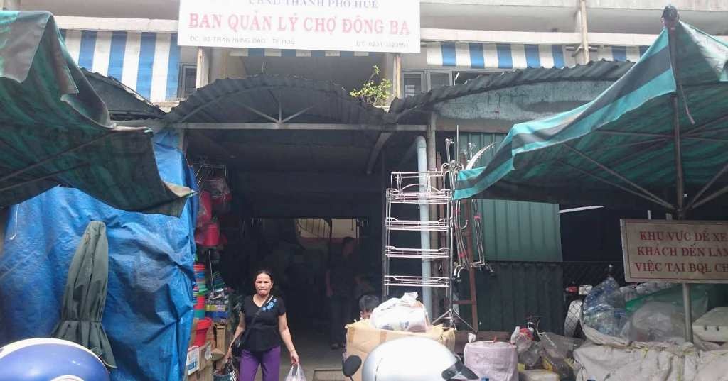 Nhan vien bao ve cho bi dam anh 1