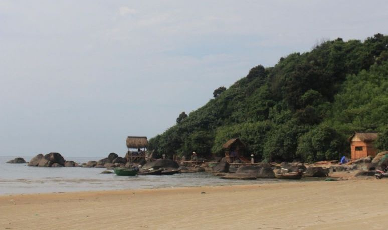 Hai hoc sinh duoi nuoc sau khi du sinh nhat o bai bien hinh anh