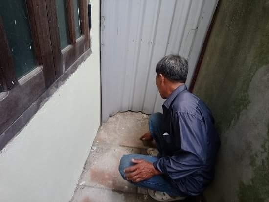 Be gai con nguyen day ron bi bo lai o goc chua hinh anh