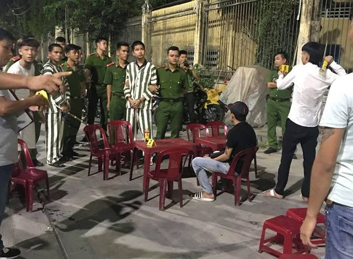 Thực nghiệm hiện trường vụ đâm chết người ảnh 1 Thuc nghiem hien truong vu dam chet nguoi anh 1