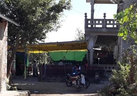 Co gai tu vong trong tu the treo co o nha rieng hinh anh