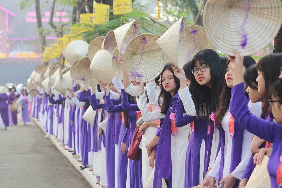 Chủ tịch tỉnh vận động mặc áo dài ảnh 1 Chu tich tinh van dong mac ao dai anh 1