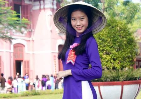 Chu tich Thua Thien - Hue keu goi hoc sinh mac ao dai den truong hinh anh