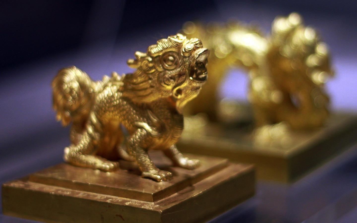 Bau vat vo gia mang hoa tiet rong, phuong trieu nha Nguyen hinh anh