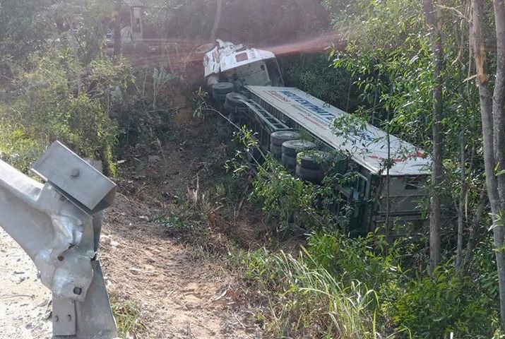 Xe đầu kéo lao xuống hố sâu 6 m ảnh 1 Xe dau keo lao xuong ho sau 6 m anh 1