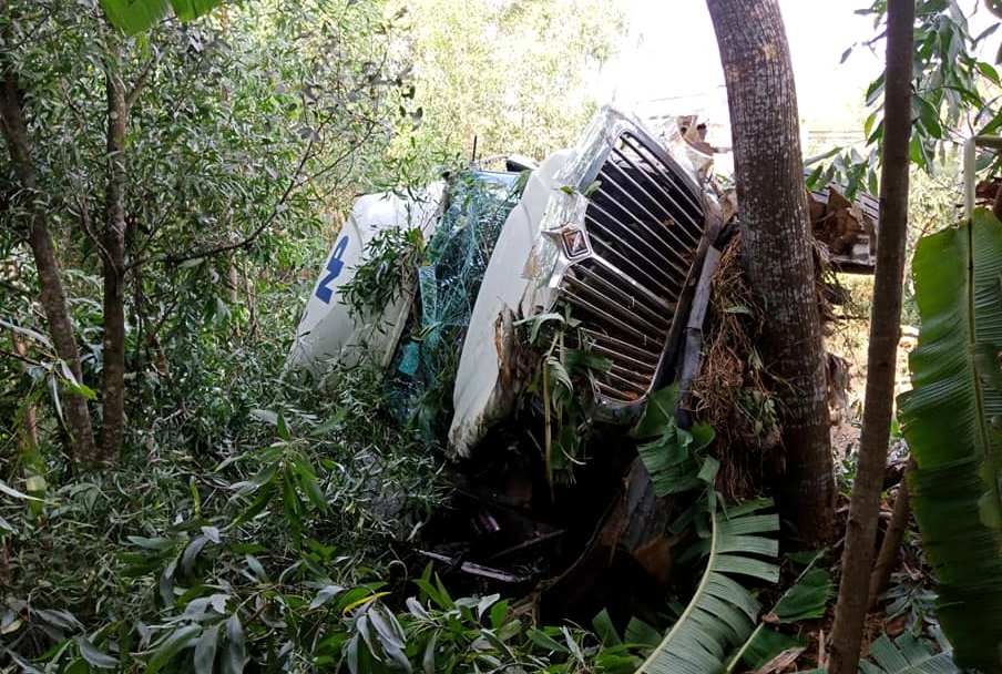 Xe đầu kéo lao xuống hố sâu 6 m ảnh 2 Xe dau keo lao xuong ho sau 6 m anh 2