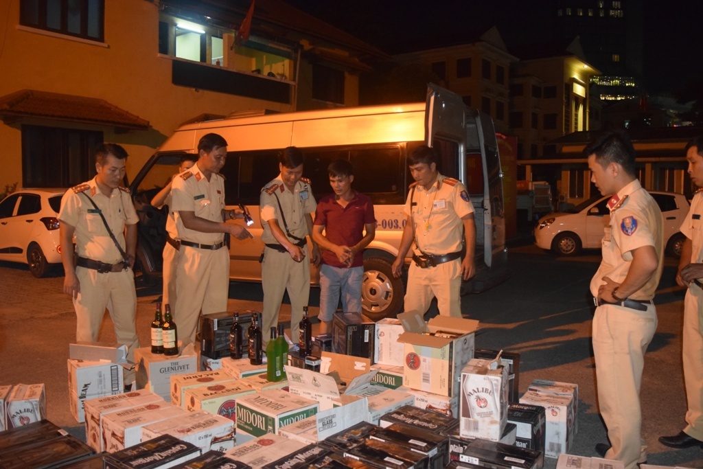 Canh sat truy duoi xe cho 600 chai ruou ngoai anh 1