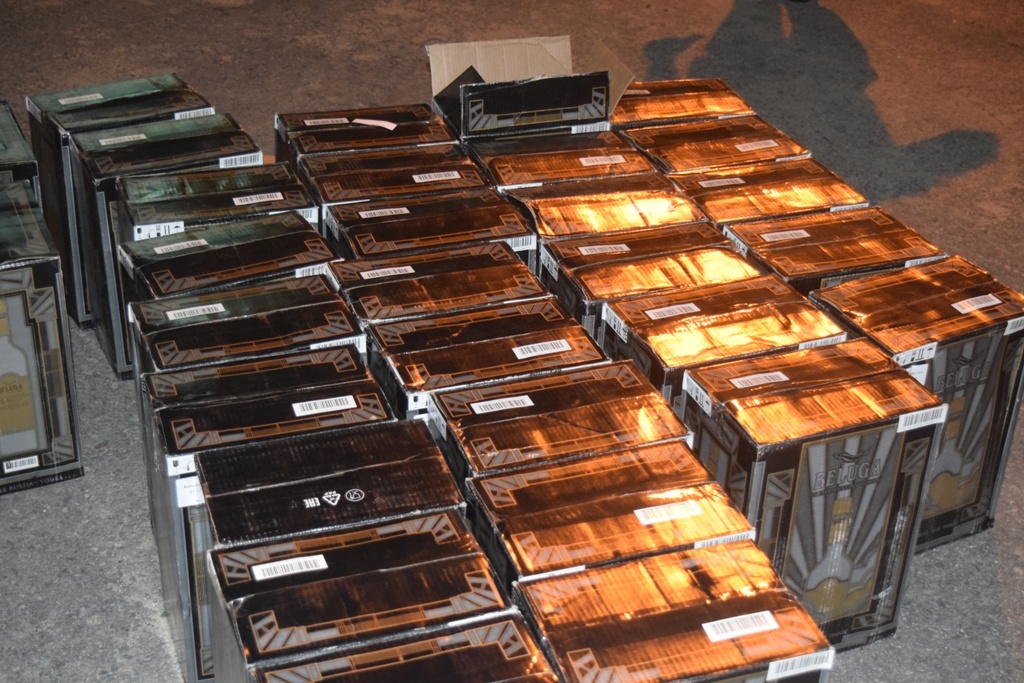 Canh sat truy duoi xe cho 600 chai ruou ngoai anh 2