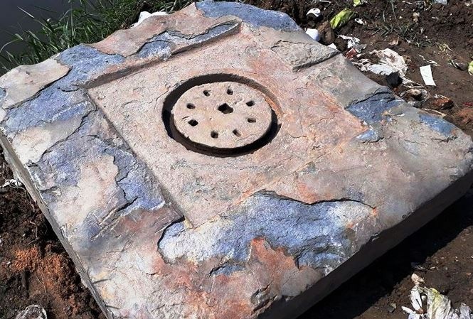 Phat hien khoi da nghi co vat Cham Pa khi thi cong mong cau hinh anh