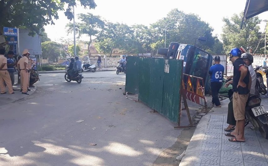 Ôtô tải sụp hố công trình ảnh 1 Oto tai sup ho cong trinh anh 1