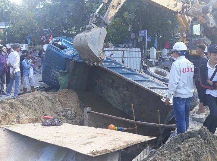 Ôtô tải sụp hố công trình ảnh 2 Oto tai sup ho cong trinh anh 2