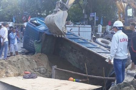 Oto tai sup ho cong trinh, 2 nguoi bi thuong hinh anh