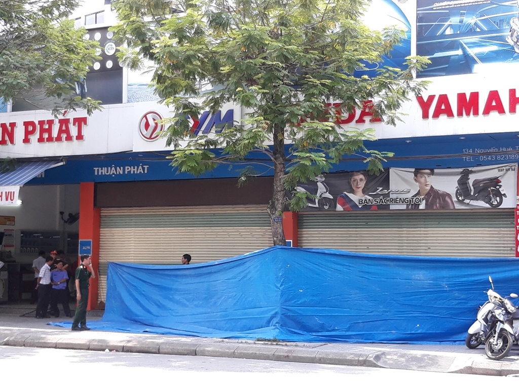 Vật nghi là mìn trước cửa hàng xe máy ảnh 1 Vat nghi la min truoc cua hang xe may anh 1