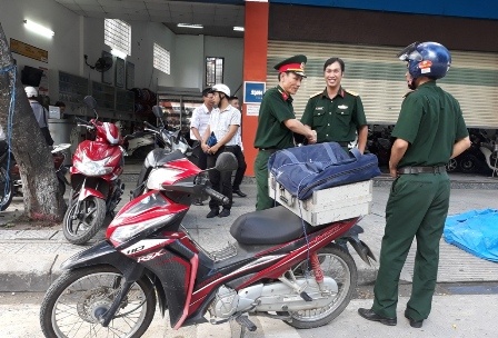 Vật nghi là mìn trước cửa hàng xe máy ảnh 2 Vat nghi la min truoc cua hang xe may anh 2