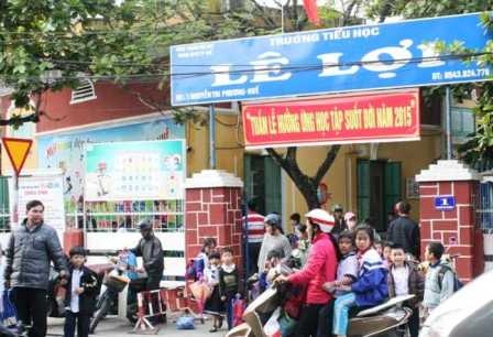 Co giao phat hoc sinh lop 1 ngam but phai xin loi phu huynh hinh anh