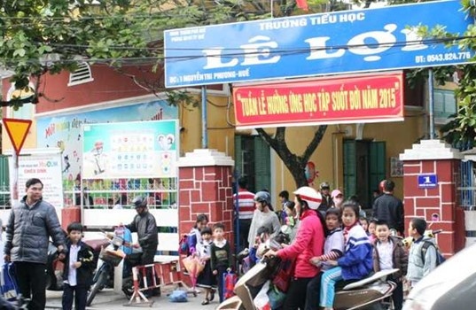 Co giao phat hoc sinh lop 1 ngam but len tieng hinh anh