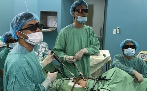 Nu benh nhan lon tuoi duoc mo noi soi 3D treo tu cung hinh anh