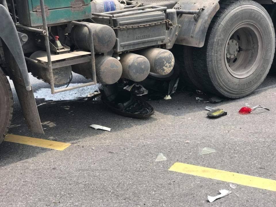 Xe máy chui gầm ôtô tải ảnh 1 Xe may chui gam oto tai anh 1