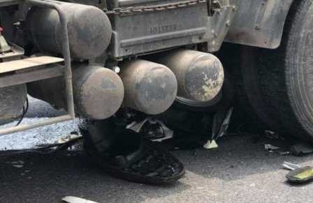 Nguoi phu nu bi cuon vao gam oto tai hinh anh