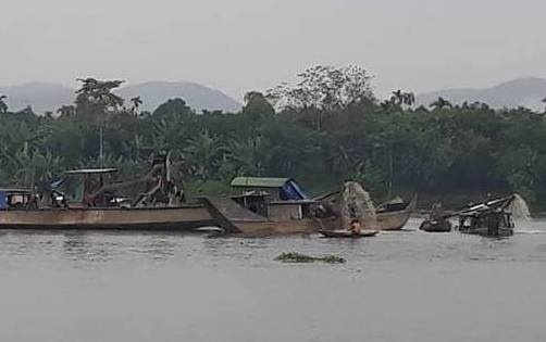 3 doanh nghiep khai thac cat o song Huong bi phat hon 2 ty dong hinh anh