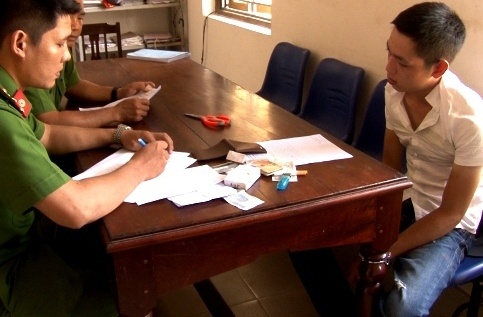 Nguoi dan vay bat 9X trom xe dap dien hinh anh