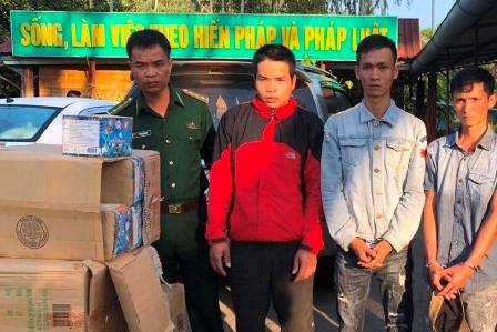 Bat oto van chuyen 250 kg phao lau tu Lao ve Viet Nam hinh anh