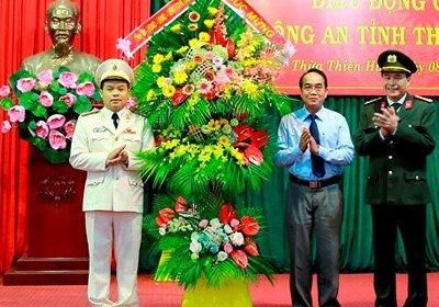 Pho tu lenh Canh sat co dong lam giam doc cong an Thua Thien - Hue hinh anh