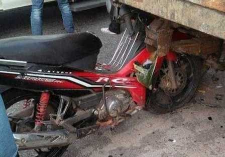 Cha cung con gai 4 tuoi tu vong sau cu tong vao duoi may cay hinh anh