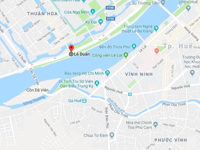 Cây bật gốc ngã đè lên xe máy ảnh 3 Cay bat goc nga de len xe may anh 3