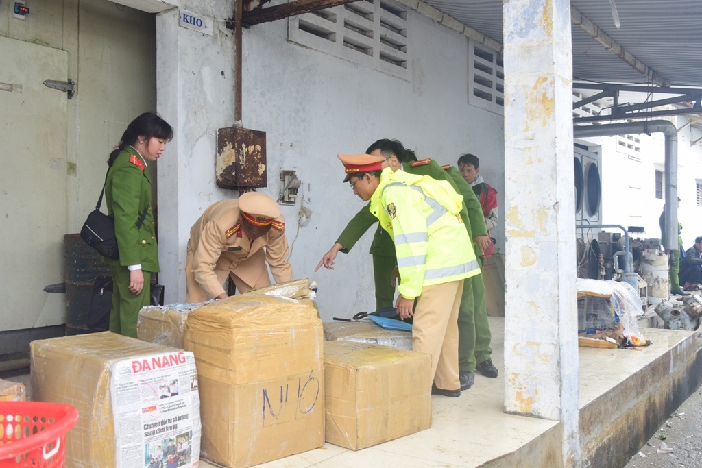 Oto khach cho 2.500 kg noi tang anh 1