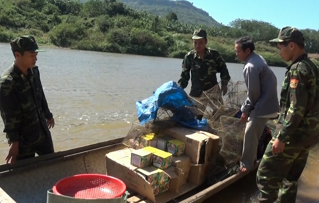 Đò máy chở 300 kg pháo lậu ảnh 1 Do may cho 300 kg phao lau anh 1