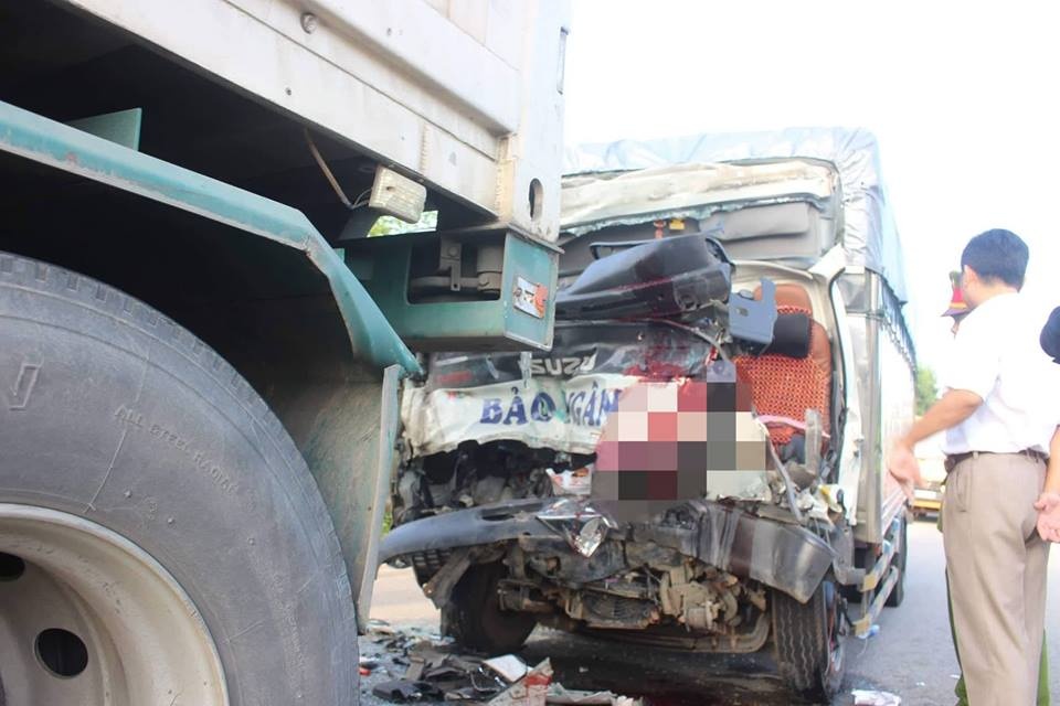 Tai xe va phu xe thiet mang, ket trong cabin sau tai nan hinh anh