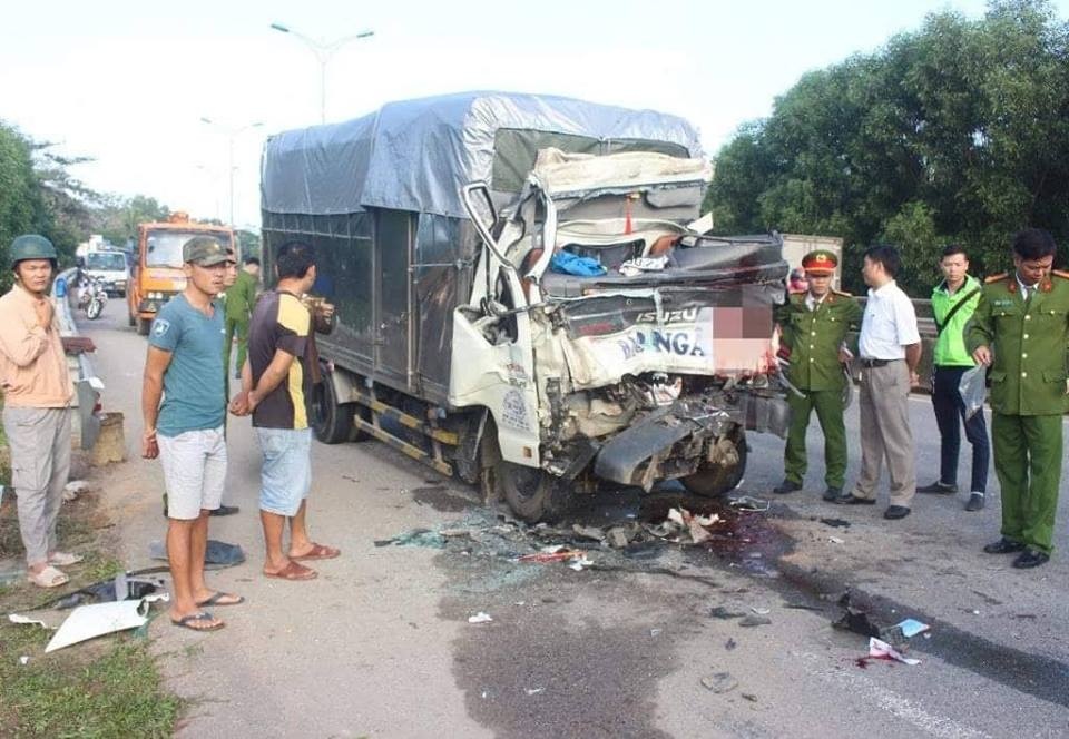 Mac ket trong cabin xe anh 1