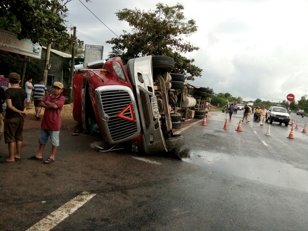 Xe đầu kéo đè chết người ảnh 1 Xe dau keo de chet nguoi anh 1