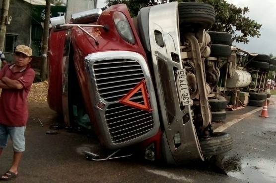 Xe dau keo lat ngang de chet 2 co gai 9X hinh anh