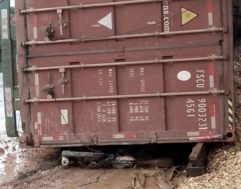 Xe đầu kéo đè chết người ảnh 2 Xe dau keo de chet nguoi anh 2