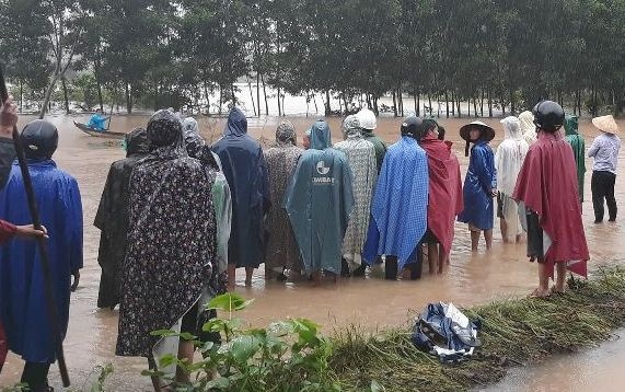 Nuoc lu cuon troi nam thanh nien di qua dap tran hinh anh