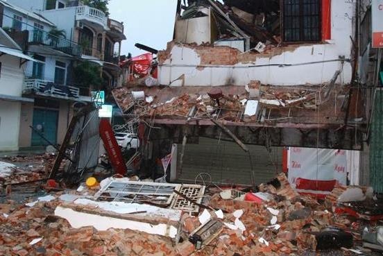 Tiem banh 2 tang do sap trong dem, 2 nguoi thoat chet hinh anh