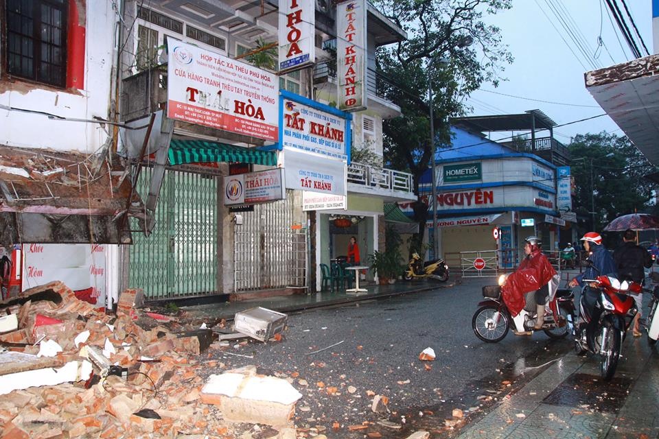 Ngôi nhà 2 tầng đổ sập ảnh 2 Ngoi nha 2 tang do sap anh 2