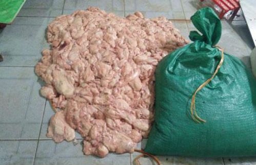 Oto khach van chuyen 200 kg mo va da lon boc mui hoi thoi hinh anh