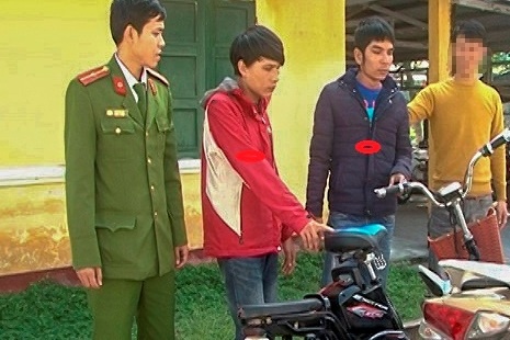 Nguoi dan cung cong an truy duoi 2 ten trom xe dap dien hinh anh