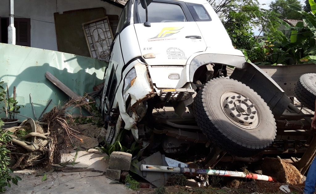 Xe bồn lật cạnh nhà dân ảnh 1 Xe bon lat canh nha dan anh 1