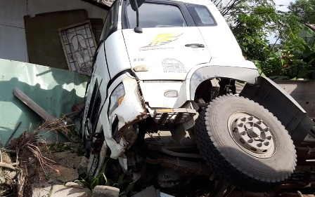 Xe bon cho nhua duong lat nhao canh nha dan luc rang sang hinh anh