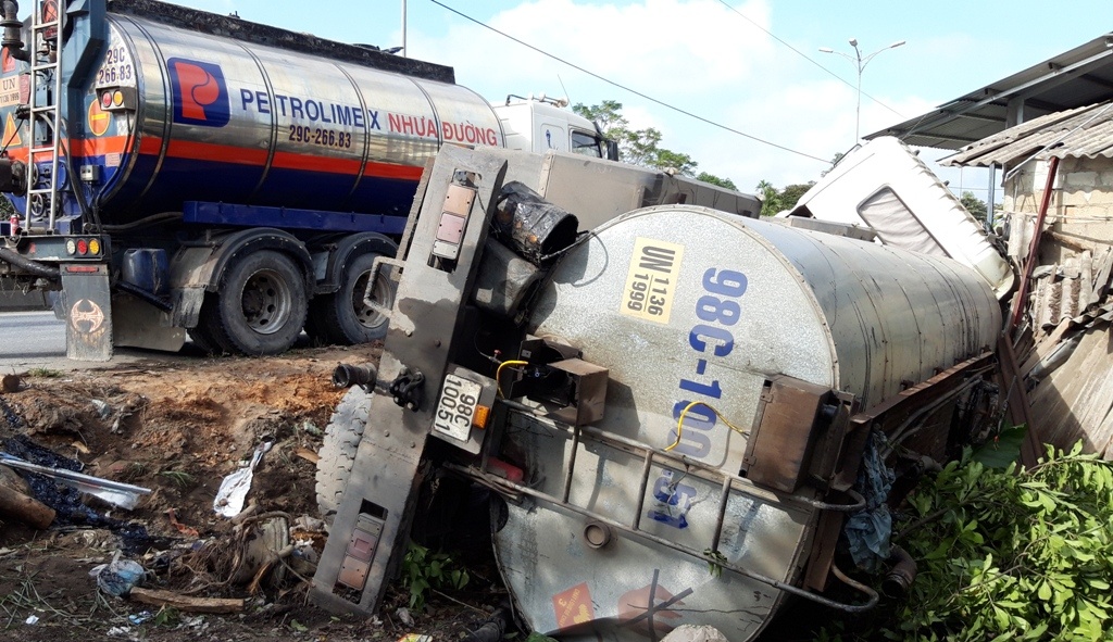 Xe bồn lật cạnh nhà dân ảnh 2 Xe bon lat canh nha dan anh 2