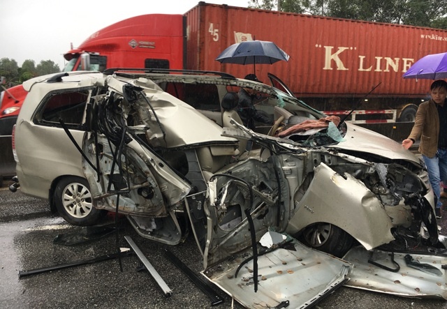 Huc duoi xe tai anh 1