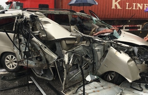 Oto huc duoi xe tai cho tram, 2 nguoi chan thuong nang hinh anh